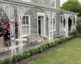 Luxury King Ensuite with Garden View with veranda at Coswarth House - Padstow - Patio