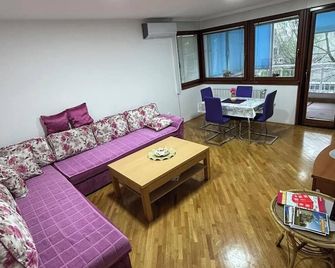 Chengic Villa Comfort - Modern 2-Bedroom Retreat - Sarajevo - Living room