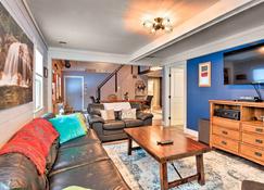 Secluded Vacation Rental, 8 Mi to Cannon Mountain! - Bethlehem - Salon