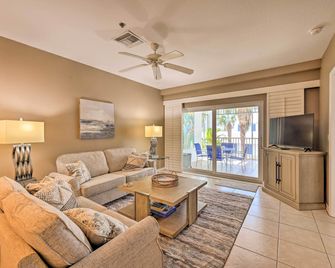 Marco Island Condo w/ Shared Pool & Hot Tub! - Marco Island - Living room