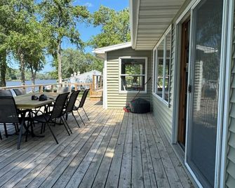 Riverfront 2 bedroom, 2 bathroom house with all the amenities - Dixon - Innenhof