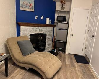Private & Cosy but spacious Duke City Casita! - Alburquerque - Sala de estar