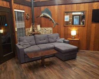 Rustic Cedar Cabin On Lake Lanier with Private Dock - Gainesville - Living room