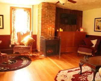 Snow Daisy Inn - Hanover - Living room