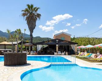 Amorossa Beachfront Village by Konnect - Roda - Zwembad