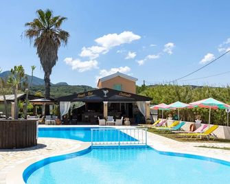 Villa Amorossa with Garden View & Shared Pool by Konnect, Roda Corfu - Roda - Басейн