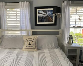 Captains: Private Bath , Parking , Walk to town - Newport - Habitación