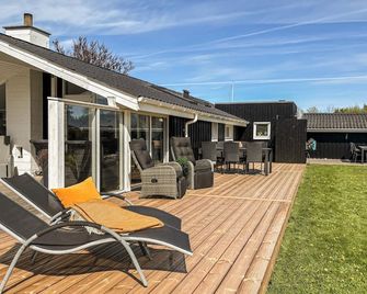 3 Bedroom Awesome Home In Frederikshavn - Frederikshavn - Patio