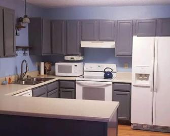 The Cul De Sac Family Home - Maumelle - Kitchen