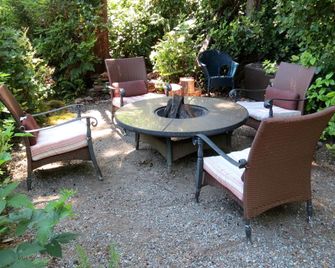 Cobble Wood and Bird Sanctuary Guest Houses - Tofino - Patio