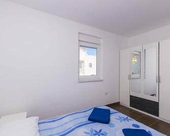 Apartments Beachfront Ante (28991-A2) - Vlasici - island Pag - Vlašići - Bedroom