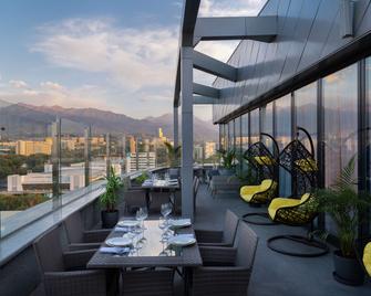 DoubleTree by Hilton Almaty - Almaty - Balcony
