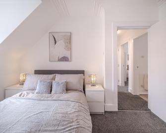 Peterhead Stay - Sja Stays - Modern 2 Bed Apartment - Peterhead - Bedroom