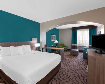 La Quinta Inn & Suites by Wyndham Midland North - Midland - Ložnice