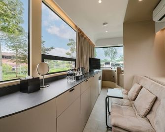 The Bus Collective - Singapore - סלון