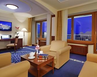 M`Istra`L Hotel & Spa - Rozhdestveno - Wohnzimmer