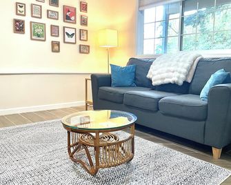 Dog-Friendly 2-Bedroom MIL on Cushman Trail in Gig Harbor - Gig Harbor - Вітальня
