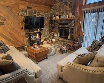 A-Frame-Away cozy secluded cabin minutes from 7Springs - Jones Mills - Sala de estar