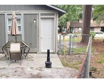 Enjoy the entire home and savor your privacy! - Jacksonville - Patio