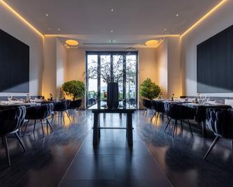 سيرس أم مير - بنز - مطعم