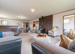 Bach on Pompolona - Te Anau Holiday Home - Te Anau - Living room