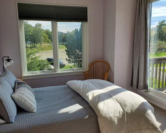 Cozy three bedroom condo at a charming family ski resort - Richmond - Bedroom