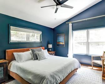 Luxury Mountain Retreat - 4 King Suites & Hot Tub - Knoxville - Bedroom