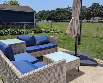 Charming 2-bedroom house with WiFi, with fenced in yard - Green Bay - Patio
