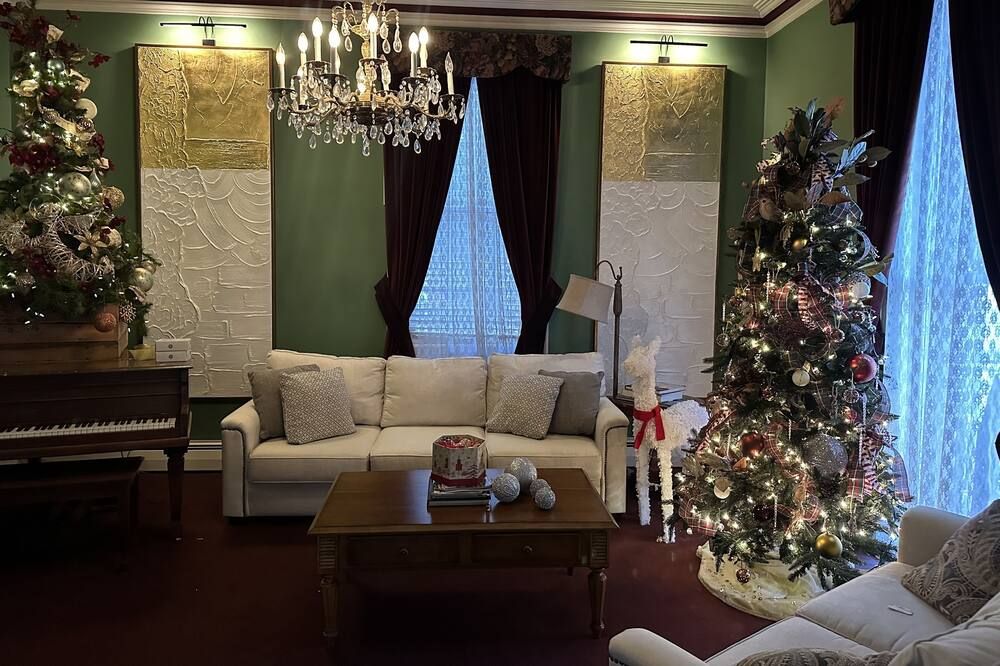 Federalist style home close to down town minutes from the Field of Dreams! - Dyersville - Sala de estar