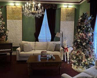 Federalist style home close to down town minutes from the Field of Dreams! - Dyersville - Wohnzimmer