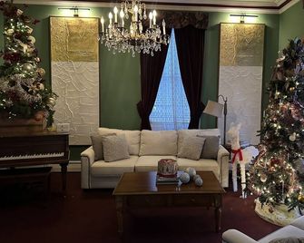 Federalist style home close to down town minutes from the Field of Dreams! - Dyersville - Sala de estar