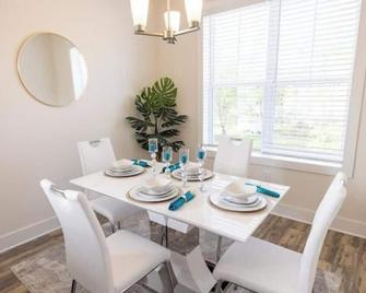 Allstar Luxury Home Llc - Durham - Dining room