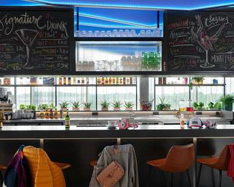 Moxy Cologne Bonn Airport - Cologne - Bar
