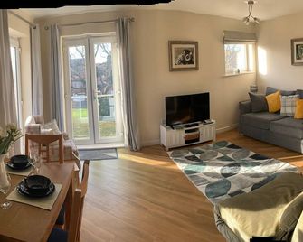 Sleeps 4 6 pet friendly parking nr nec Warwick uni - Coventry - Living room