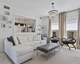 Beach Bungalow - Private Pool + Steps to the Beach + Walkable to Town - Bay Saint Louis - Wohnzimmer