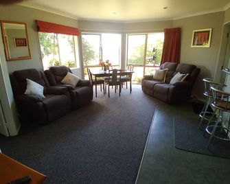 Cherry Tree Lane Accommodation, Quiet location bordered by farmland. - Te Awamutu - Huiskamer