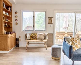 Relaxing Hudson Valley Getaway- 4BR Sauna 15 acres - Stone Ridge - Sala de estar