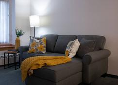 Downtown Whitehorse Apartment - Whitehorse - Living room