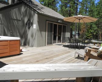 !!!owner Mngd & Shows! Yrs Of Happy Guests! Updates Thru-Out & Private Hot Tub! - Sisters - Patio