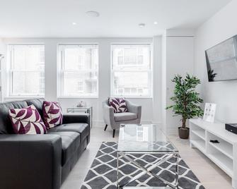 Roomspace Apartments -Walpole Court - Brentford - Living room