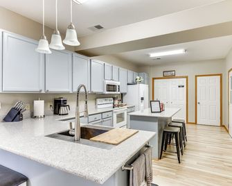 Lake Mills Retreat: 1 Mi to Beaches & Dining! - Lake Mills - Kitchen