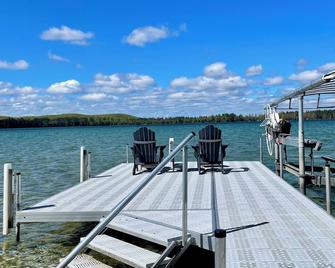 Lakefront Oasis with Beach + Dock For Your Boat - Grayling - Binnenhof