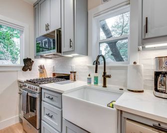 Apt By Atlanta Beltline: 2 Mi to State Farm Arena! - Atlanta - Kitchen