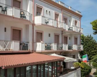Hotel Pineta - Vico del Gargano - Gebäude