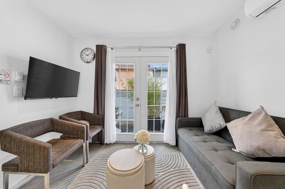 Entire New Cozy And Modern 2-Storey House - فانكوفر - غرفة معيشة