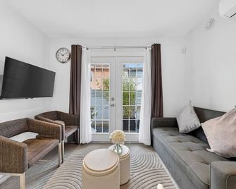 Entire New Cozy And Modern 2-Storey House - فانكوفر - غرفة معيشة