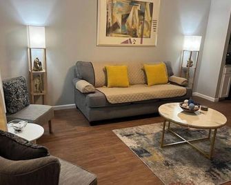 Charming 2br Easy Access to Vsu, Sgmc & Downtown - Valdosta - Living room