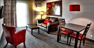 Hotel & Suites Monte-Cristo - L'Ancienne-Lorette - Wohnzimmer