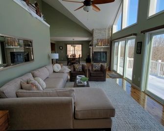 Enjoy all the outdoors has to offer or a restful retreat to rejuvenate! - Campton - Sala de estar