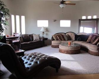 Large Luxury Home W/ Gated In Ground Pool & Jacuzzi in Desirable Sonoma Ranch - Las Cruces - Living room